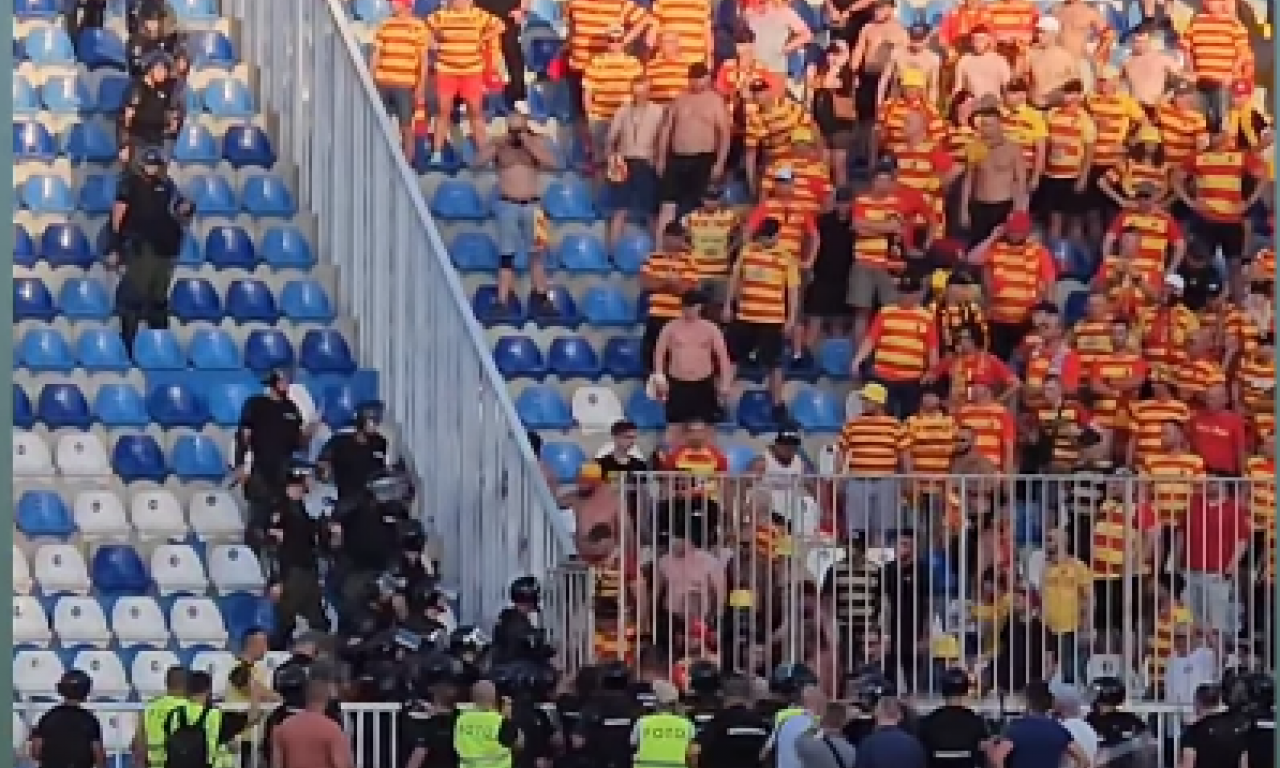 BRUTALNA TUČA NAVIJAČA U NOVOM PAZARU: Domaći se zaleteli na Poljake, a onda se isprečila žandarmerija (VIDEO)