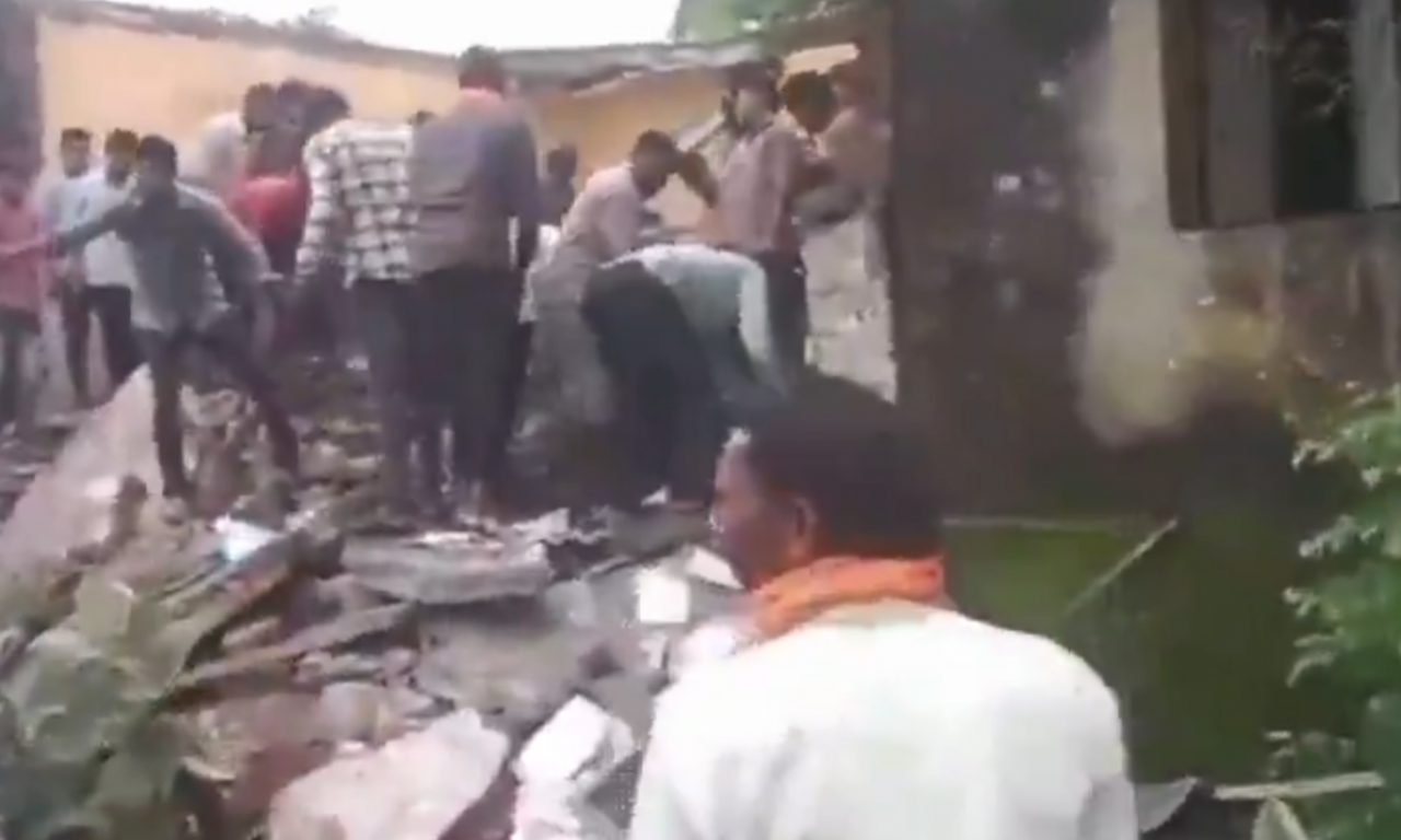 SRUŠIO SE KROV ŠKOLE Desetine ljudi pod ruševinama - jezive scene sa lica mesta! (VIDEO)