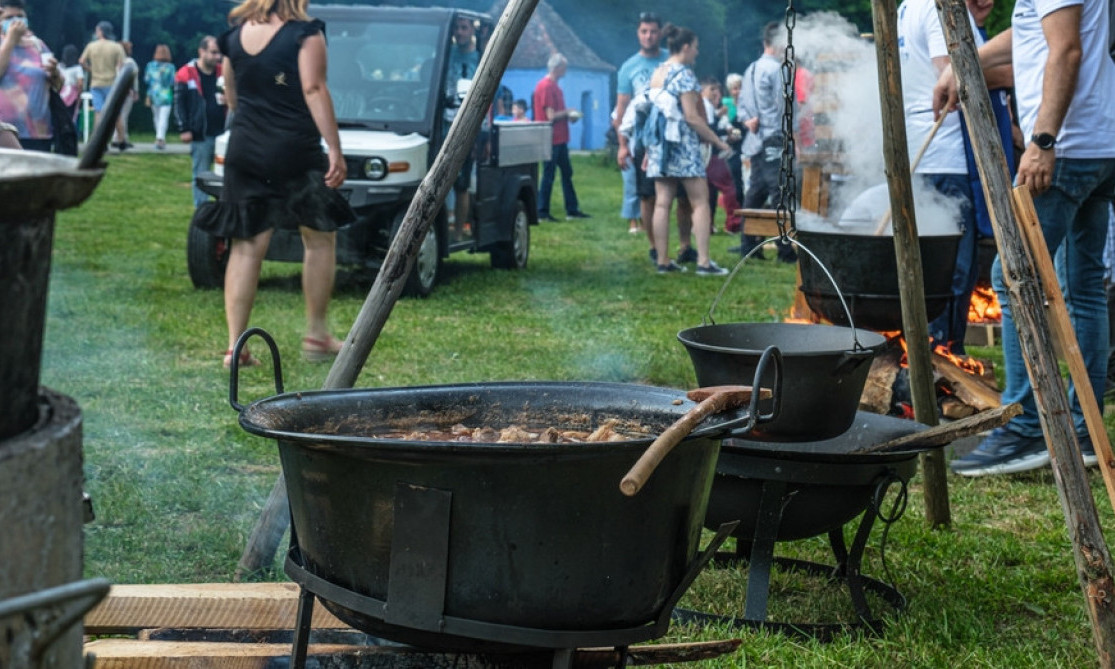 VLAŠKO JELO KOJE SE KUVA 16 SATI Specijalitet zbog kog vredi da posetite Žumarijadu u Kladurovu