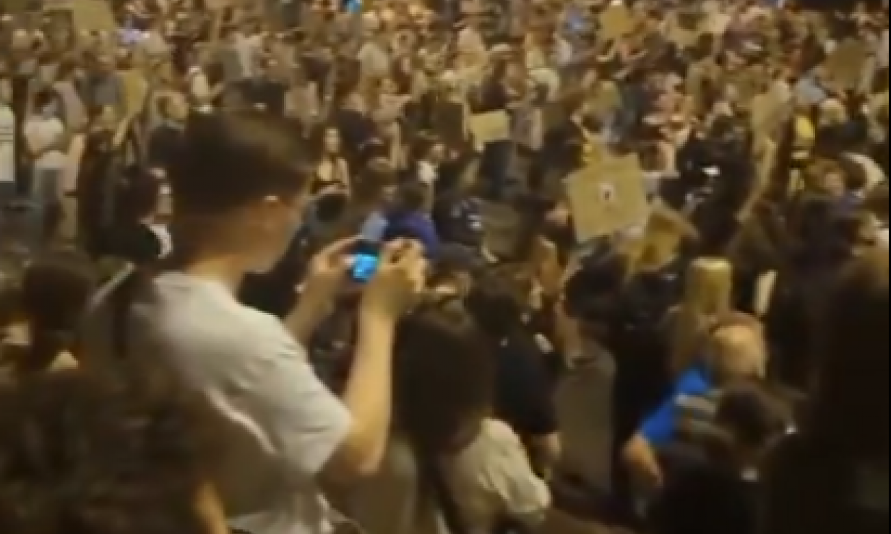 ZELENSKI PADA Ukrajinci rešeni da ga sruše! Prizori sa protesta obilaze svet! (VIDEO)