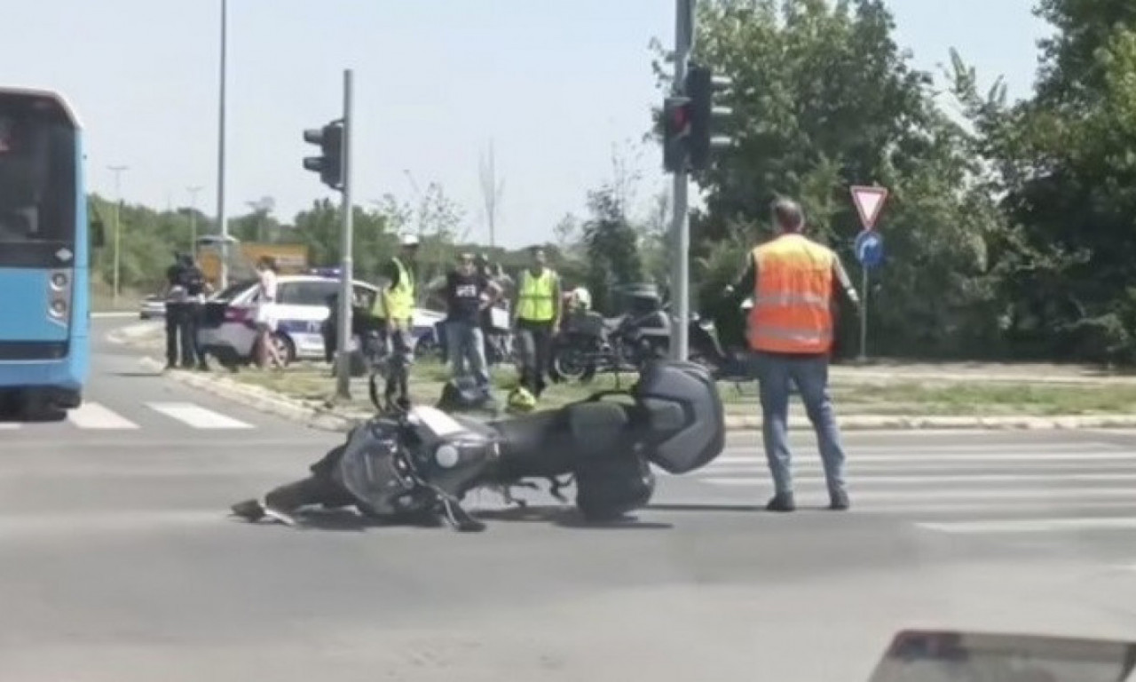 AUTOMOBIL UDARIO MOTOCIKLISTU Teška nezgoda u Sremskoj Kamenici (VIDEO)