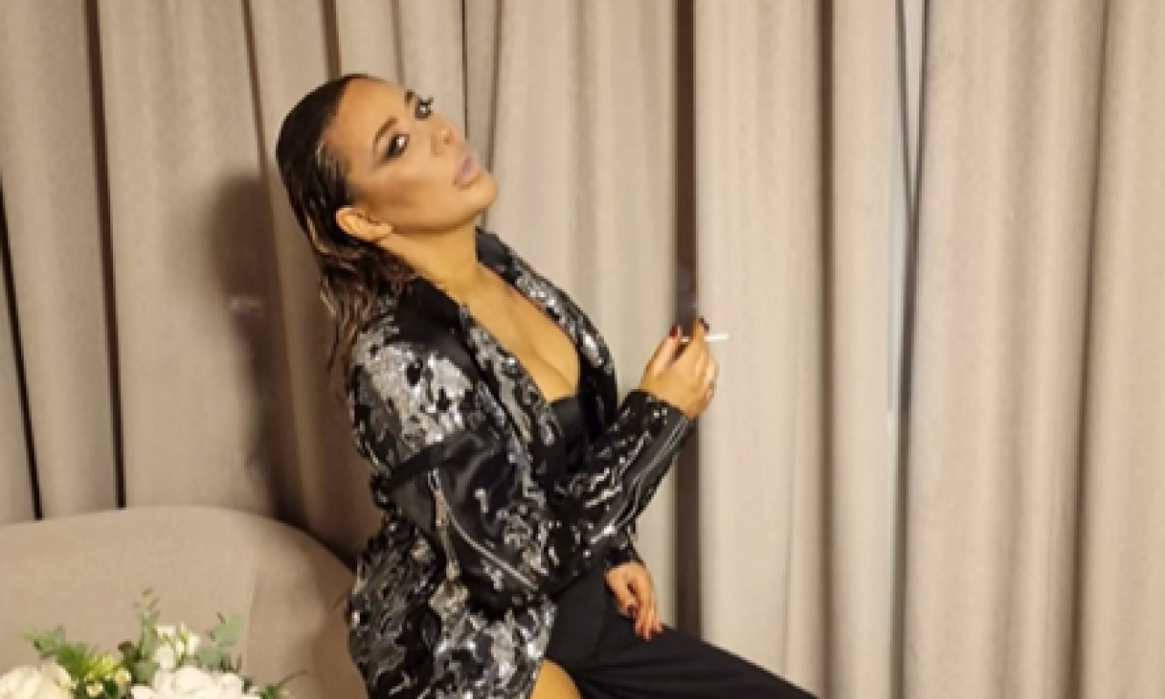 ANA NIKOLIĆ NA BINI SEDI I PEVA: Uska haljina, šlic do kuka i neviđena energija (VIDEO)