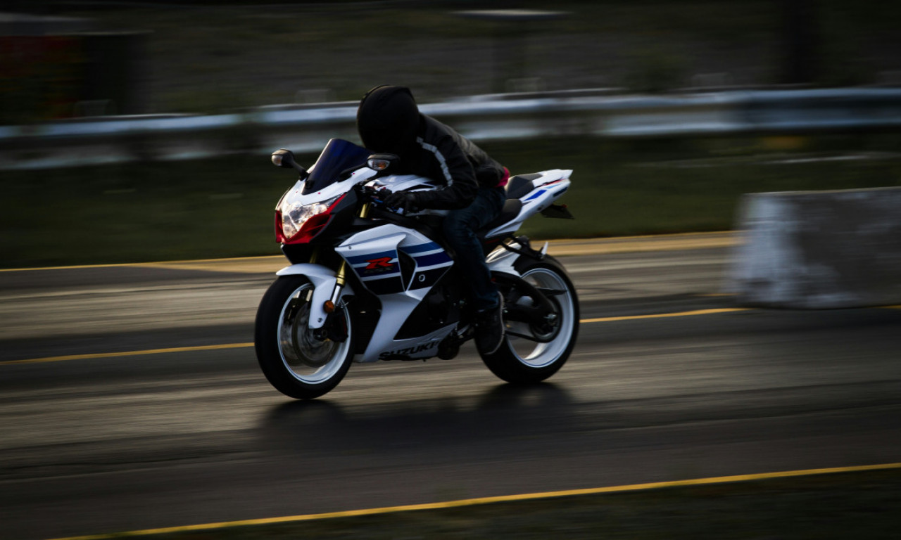 "DIVLJAO" SA 2,12 PROMILA, BEZ DOZVOLE I REGISTRACIJE Uhapšen bahati motociklista u Čajetini