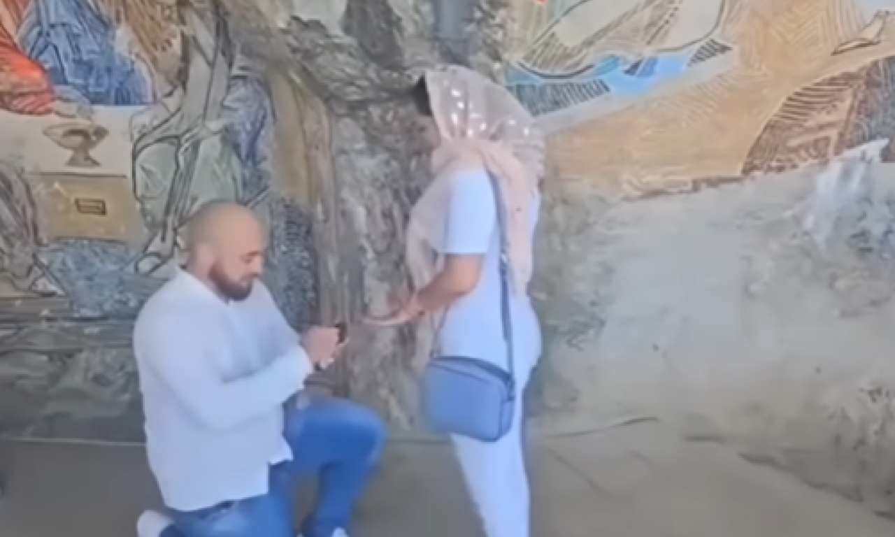 HEROJI "NARODNOG FRONTA" SE VERILI POD OSTROGOM: Molitve odzvanjale, a on je kleknuo... (VIDEO)