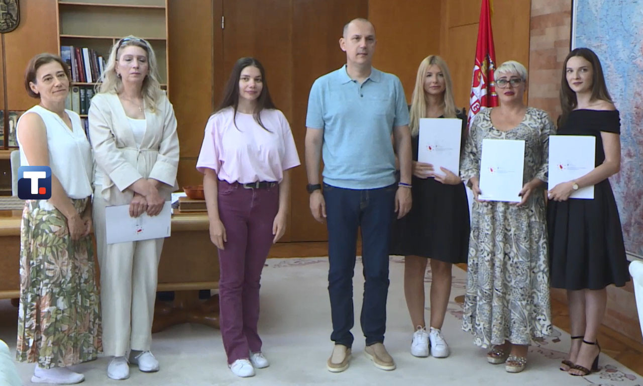 ZDRAVSTVENI RADNICI SE VRAĆAJU U SRBIJU Ministar Lončar uručio ugovore o radu povratnicima iz inostranstva (VIDEO)