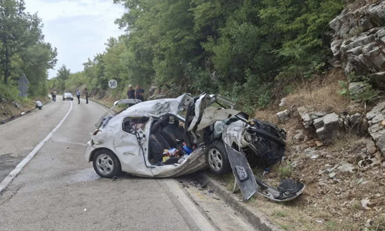 UZNEMIRUJUĆE FOTOGRAFIJE Dve devojke (22) iz Lazarevca poginule u nesreći kod Trebinja
