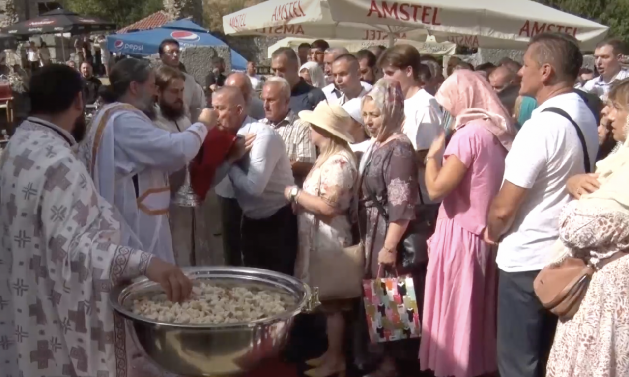 VERNICI SE OKUPILI U PRIZRENU: OSEĆAJ JE DIVAN Ovako se slavi Sveti Arhangel, odzvanjaju snažne reči igumana (VIDEO)