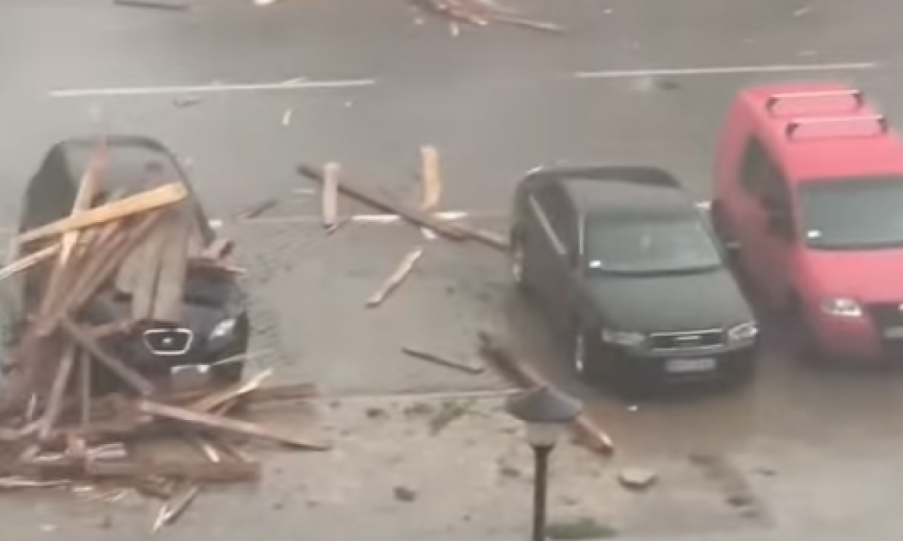 OLUJNI VETAR U POŽAREVCU NOSI SVE PRED SOBOM: Građevinski materijal padao po vozilima, pričinjena velika šteta (VIDEO)