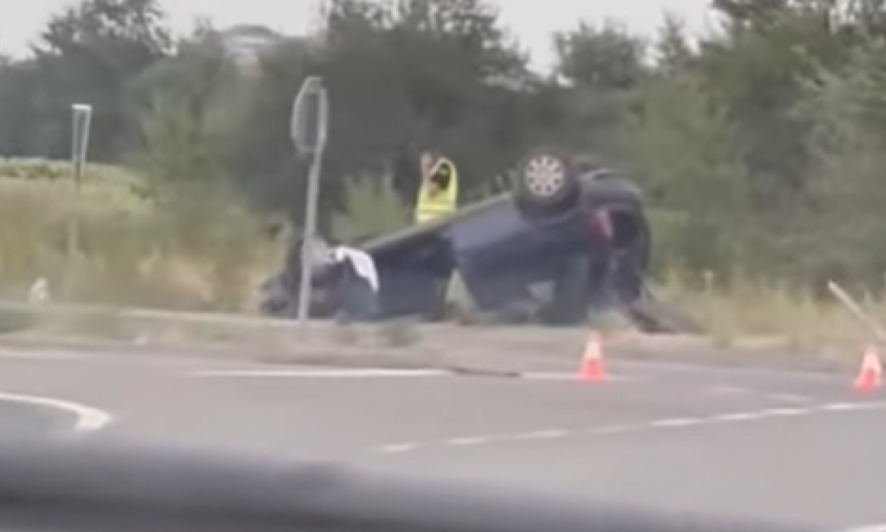 TEŠKA NESREĆA KOD ZRENJANINA: Automobil sleteo sa puta i završio na krovu (VIDEO)