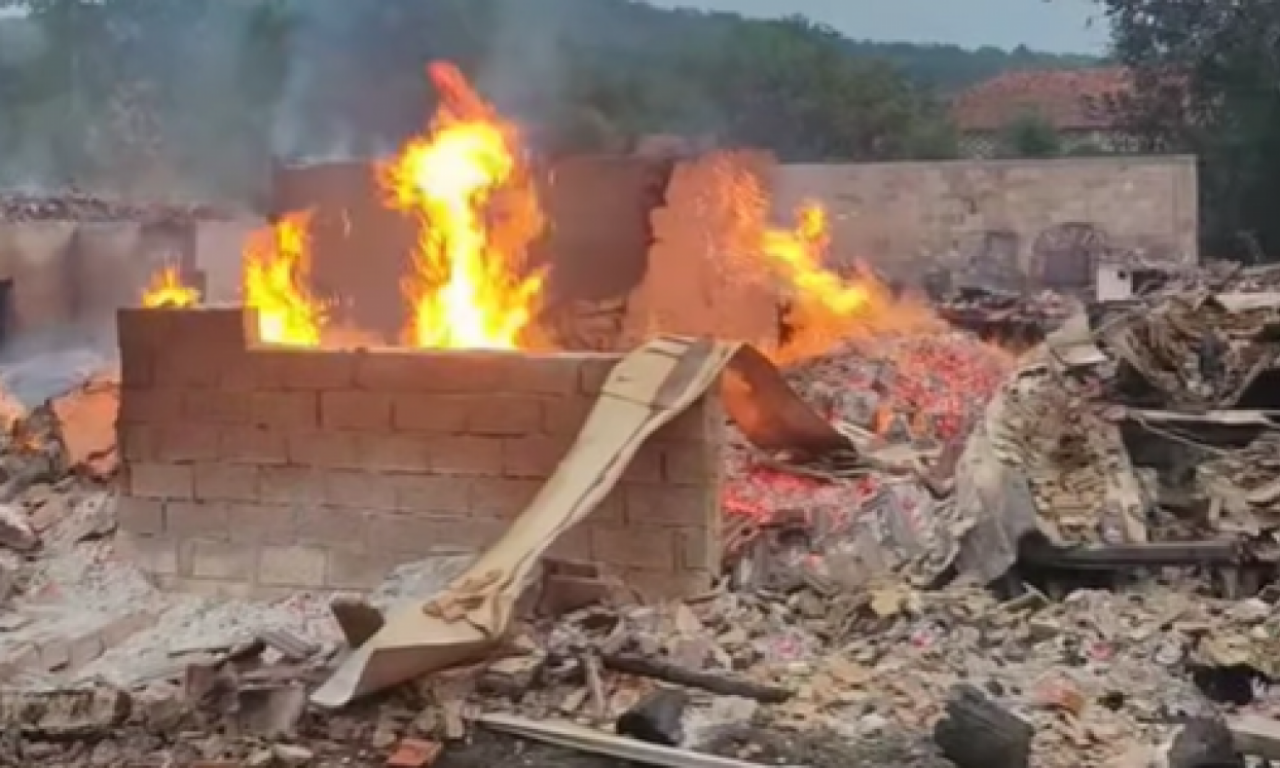 DOMAĆINSTVA IZGORELA DO TEMELJA U ALEKSINCU: Vatra progutala svu imovinu, tužni prizori (VIDEO)