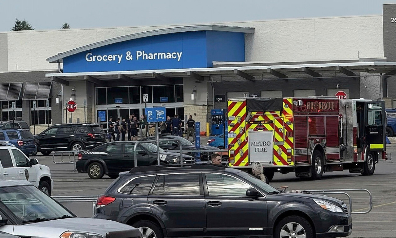 KRVOPROLIĆE U POZNATOM SUPERMARKETU Muškarac ušetao, pa izbo 11 ljudi! Pogledajte horor scene u Mičigenu (FOTO)