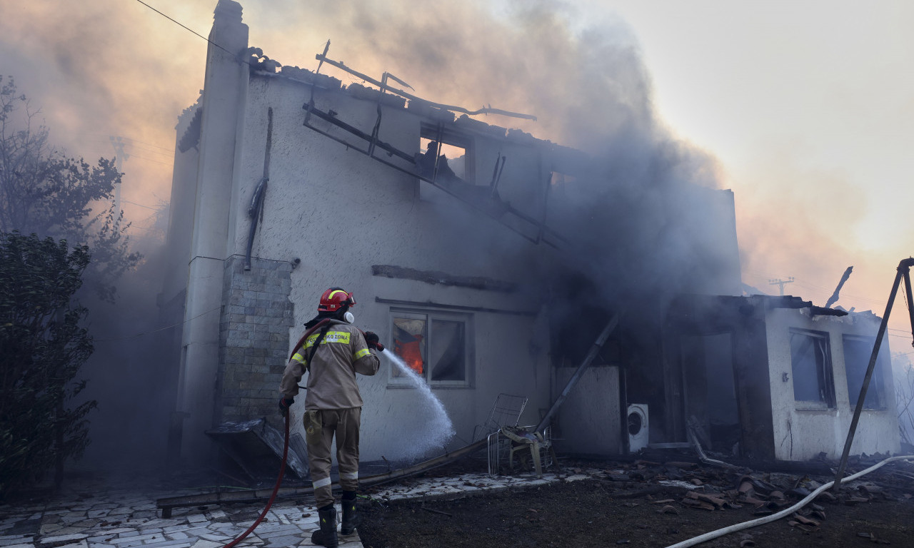 VATRENA STIHIJA ŠIROM GRČKE NE JENJAVA Požare gase i iz vazduha, stanovništvo se evakuiše (FOTO)
