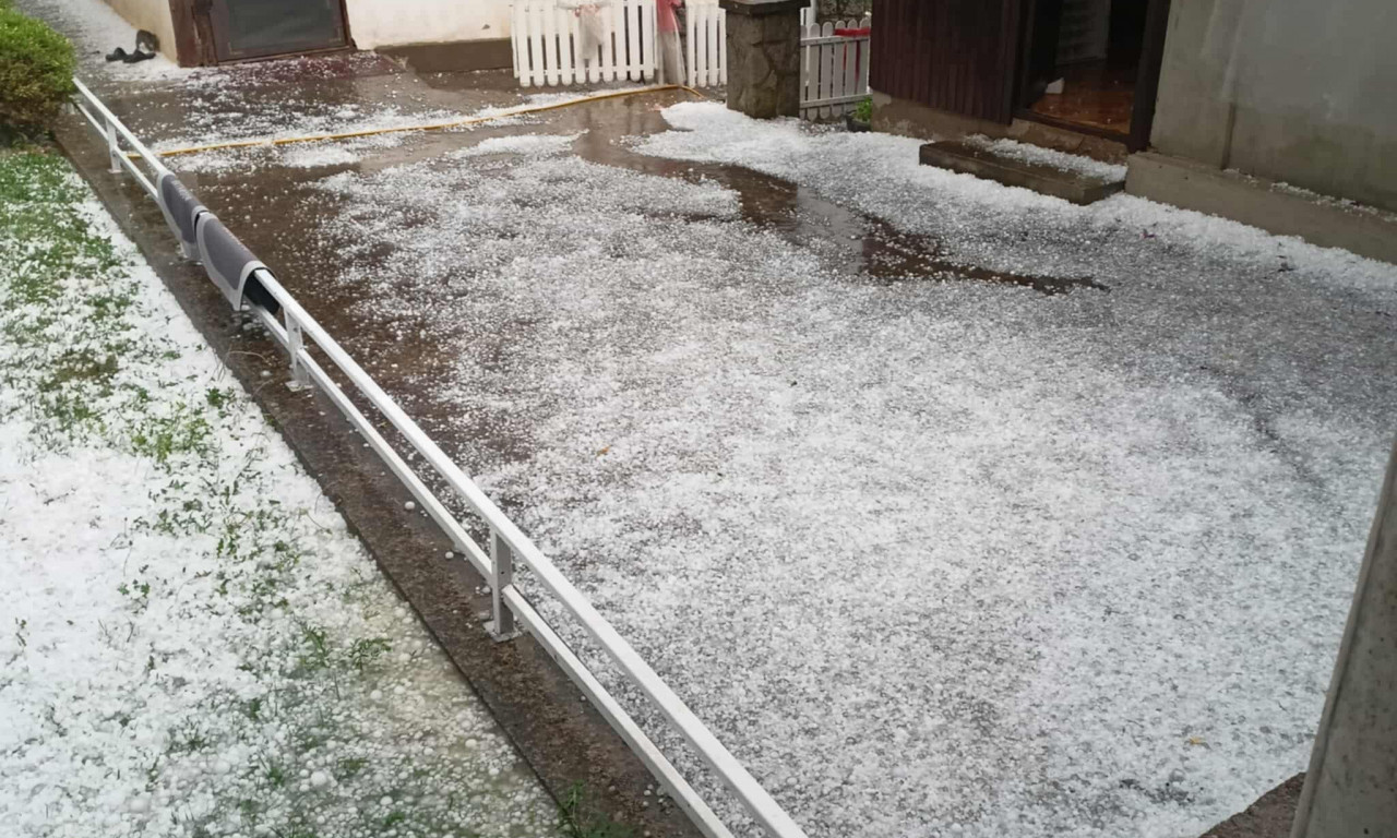 SNAŽNO NEVREME POKOSILO ŠUMADIJU Grad tukao u Topoli, u Aranđelovcu pao krov sa zgrade (FOTO)