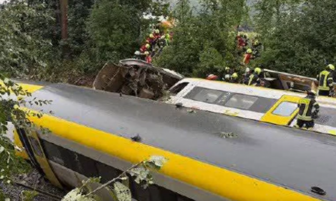 PUTNIČKI VOZ JE ISKOČIO IZ ŠINA Deo prevrnut, a krov jednog vagona otvoren! Ima poginulih (VIDEO)