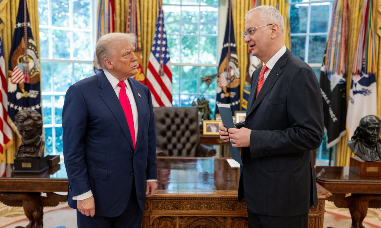 TRAMP DOBIO POZIV DA DOĐE U SRBIJU Šutanovac predao akreditive američkom predsedniku (FOTO)