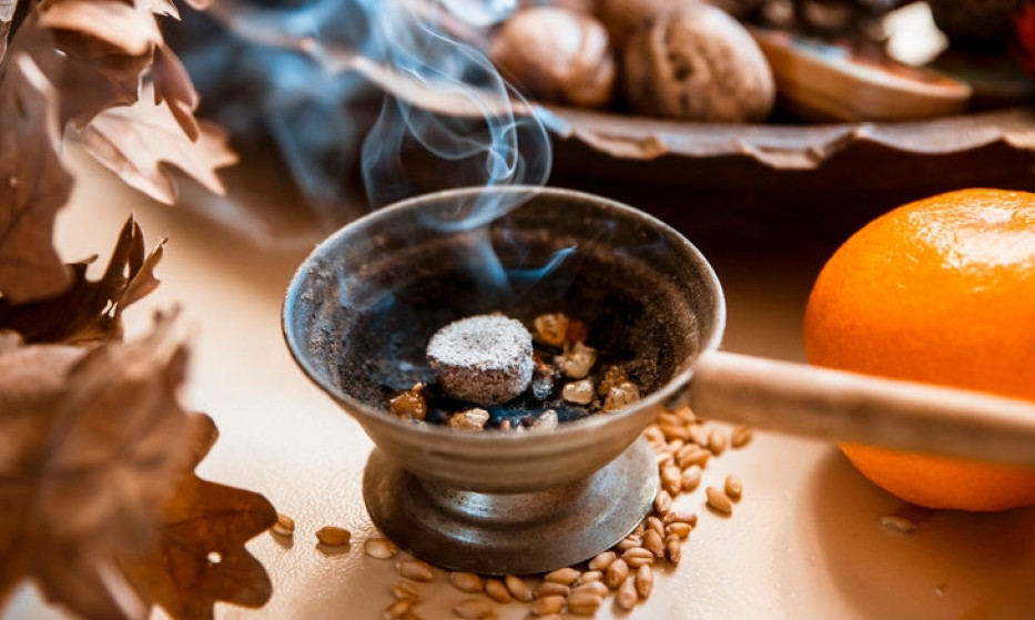 KAKO SE PRAVILNO KADI KUĆA Zašto se tamjan koristi vekovima da zaštiti dom