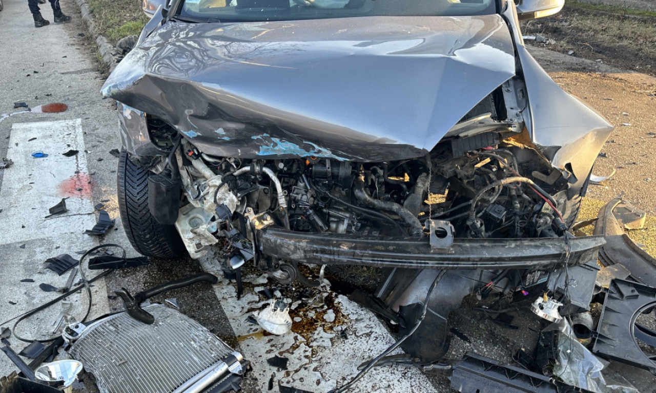 POGINUO MUŠKARAC, A ČETIRI OSOBE POVREĐENE Automobili potpuno izgoreli posle udesa u Zrenjaninu