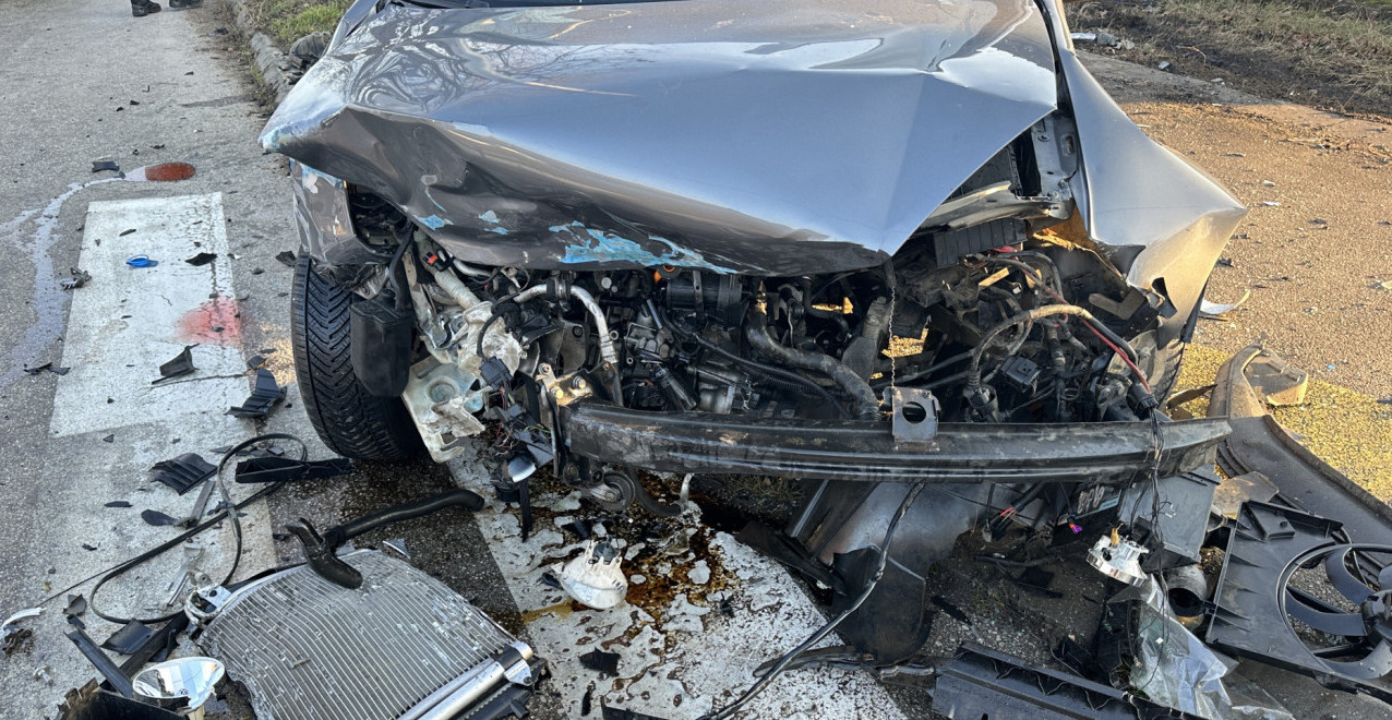 TEŠKA SAOBRAĆAJKA KOD BALJEVCA Prikolica sa drvima se otkačila, automobil smrskan završio u jarku (FOTO)