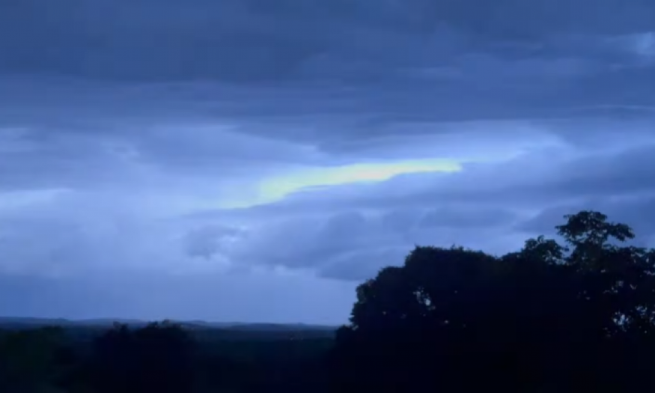 NEVREME STIŽE NADOMAK SRBIJE Snimljena pijavica, pljuskovi donose grad! (FOTO)