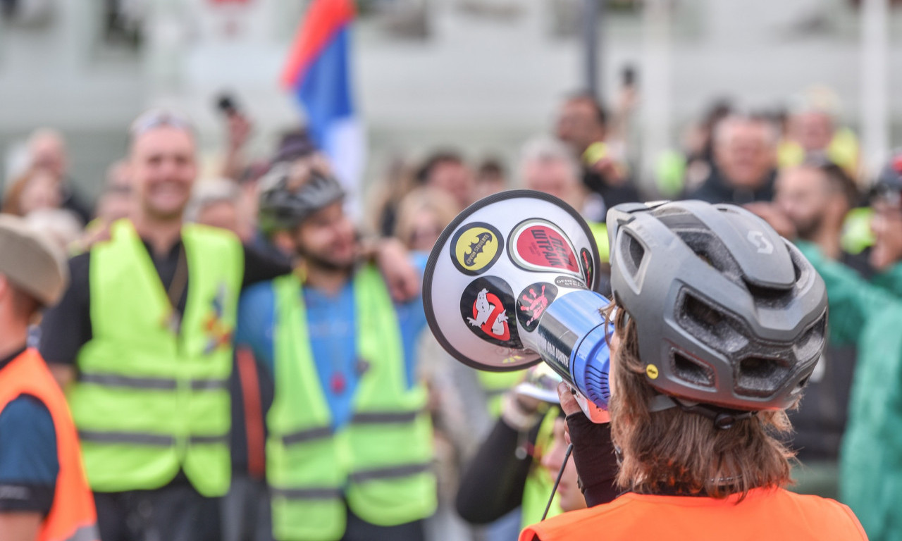 STUDENTI U BLOKADI FILOZOFSKOG I DALJE ISPRED FAKULTETA U NOVOM SADU Pridružili se i poljoprivrednici sa traktorima