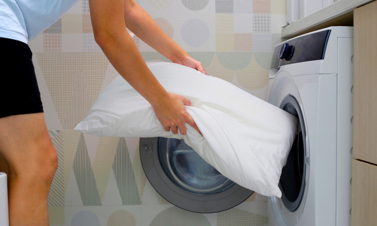 JASTUK SIGURNO PERETE POGREŠNO - TREBA OVAKO Trik iz veš mašine koji briše žute fleke i vraća belinu