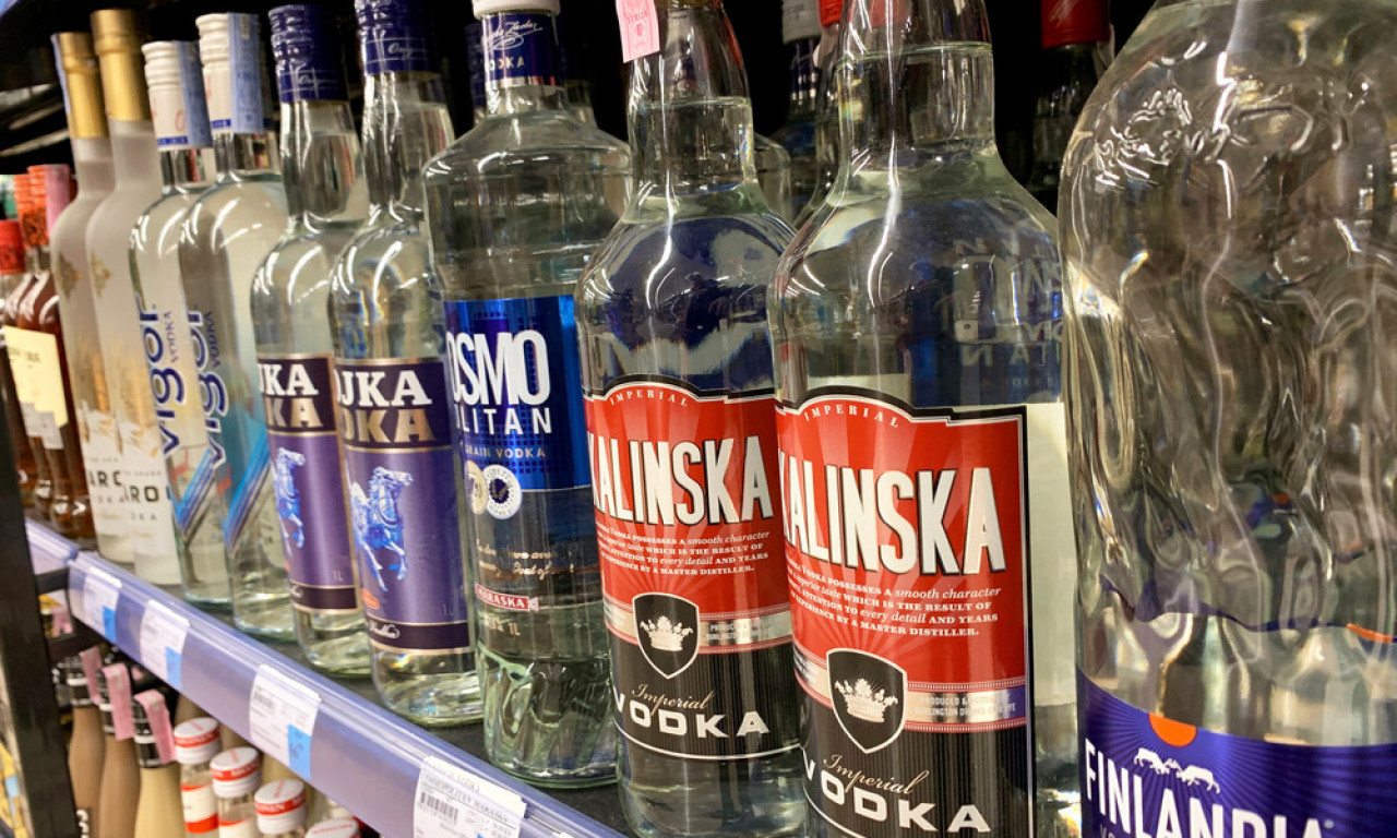 POPILA BIH JE, AL’ MI TREBA ZA ČIŠĆENJE Šta sve vodka može da opere – i to bolje od hemije