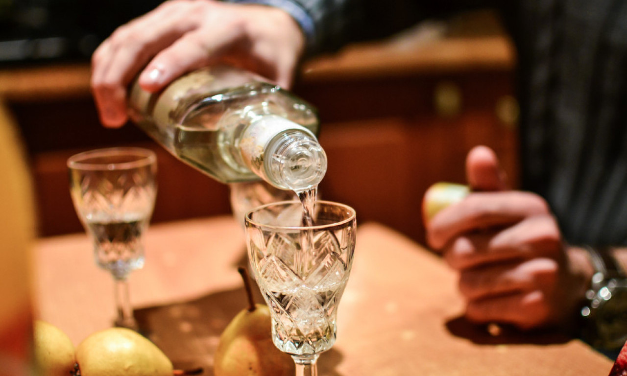 PROSEČAN STANOVNIK MOSKVE SVE MANJE PAZARI VOTKU: Potrošnja alkohola u RF na najnižem nivou od 1997-1998. godine