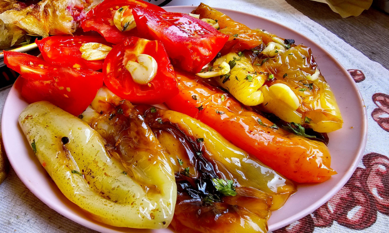 KOD BAKE I DEKE Miris prženih paprika i pita sa jabukama i šljivama vraća u detinjstvo