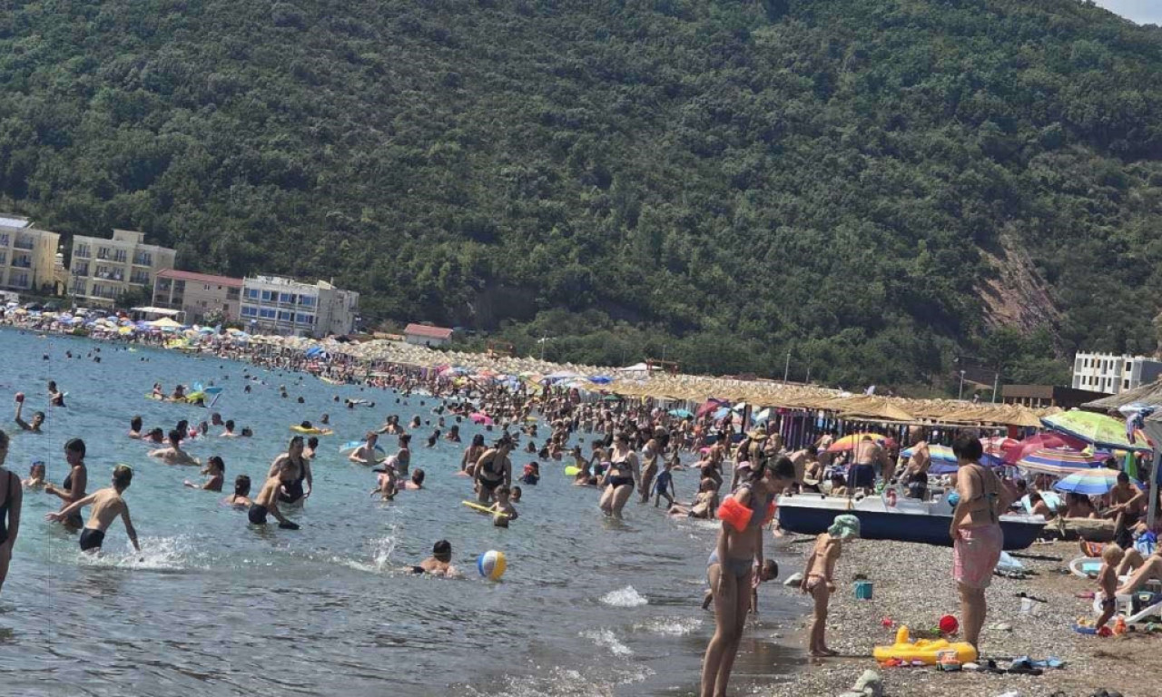 NA OVOJ PLAŽI NEMA IGLA GDE DA PADNE, A CENE PRISTUPAČNE Kakva je letnja sezona 2025. na crnogorskom primorju? (FOTO)