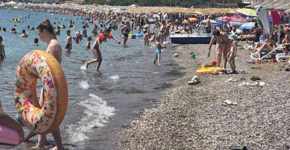 PENZIONER NA PLAŽI UDARIO ŽENU GUMENIM ČAMCEM: Užasna nesreća na Jadranu - bore joj se za život!