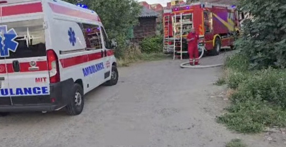 GORI STAMBENI KONTEJNER U RAKOVICI Vatra guta objekat, crn dim se diže u nebo (VIDEO)