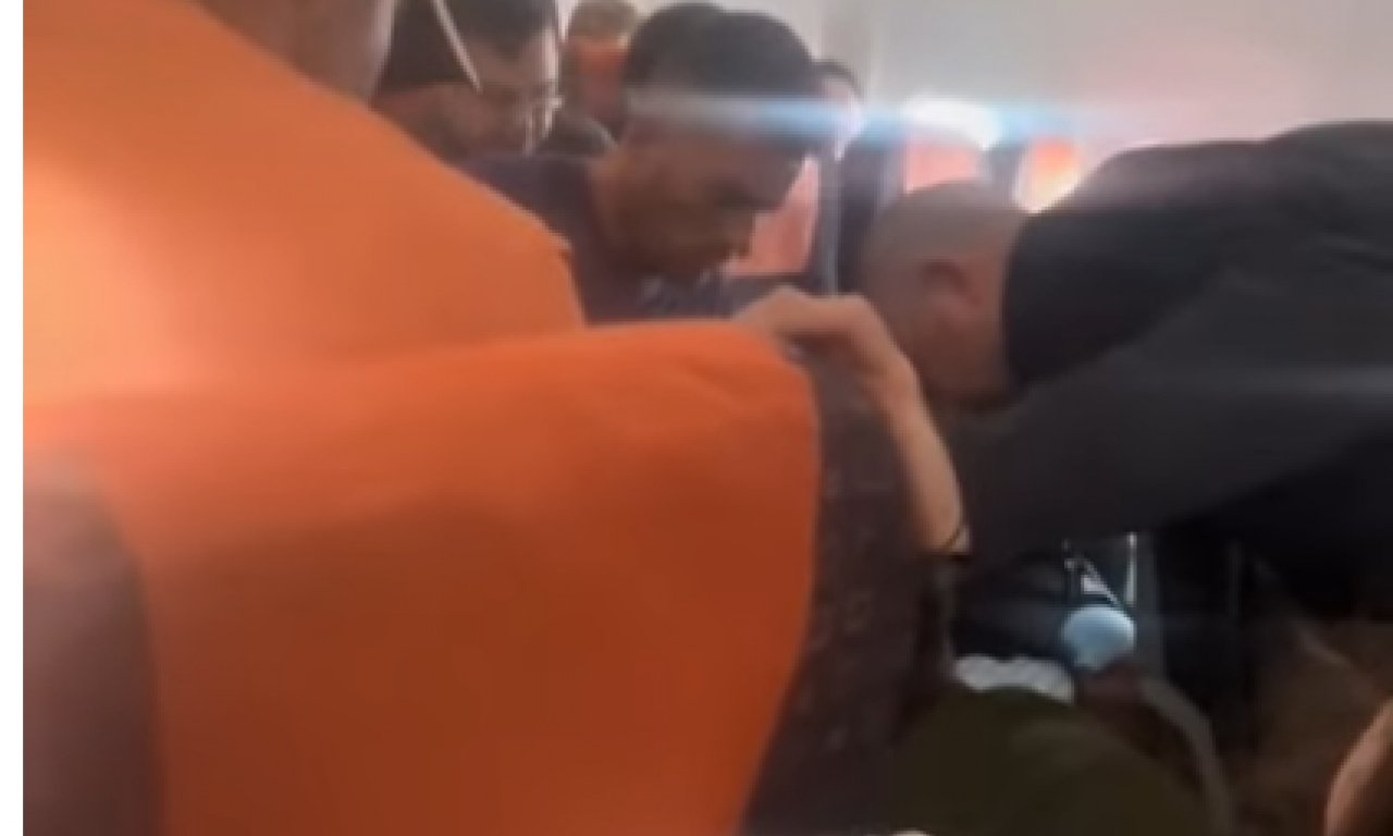 ZORAN SAVLADAO NAPADAČA U AVIONU, POJAVIO SE NOVI SNIMAK: Oglasila se i kompanija "Izidžet"!  (VIDEO)