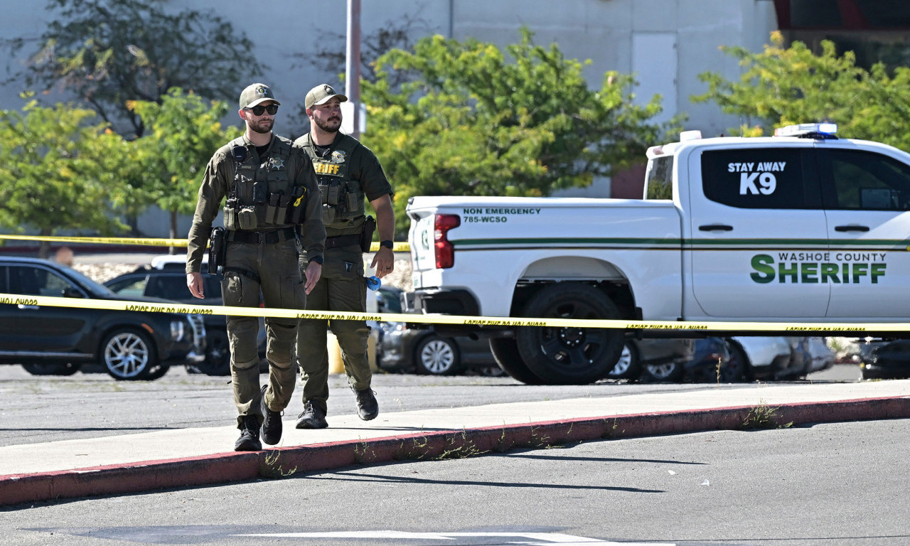 PUCNJAVA U KAZINU, IMA MRTVIH Ubica šetao parkingom, pa mu se pištolj zaglavio (FOTO)