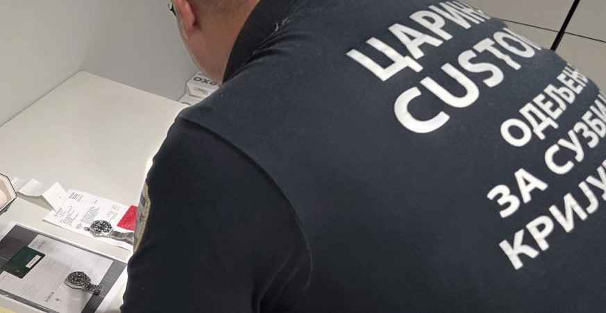 ŽENA UHVAĆENA NA AERODROMU: Carinici u koferu pronašli luksuz od 12.000 evra! Evo šta je pokušala da prenese bez prijave!