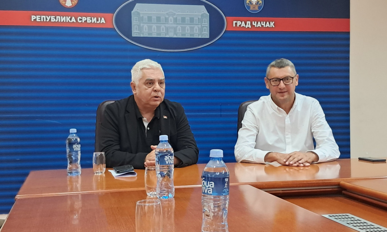 PROTESTI ISPRED DOMOVA NOVINARA PODSEĆAJU NA KRISTALNU NOĆ Bratina sa predstavnicima medija u Čačku (FOTO/VIDEO)