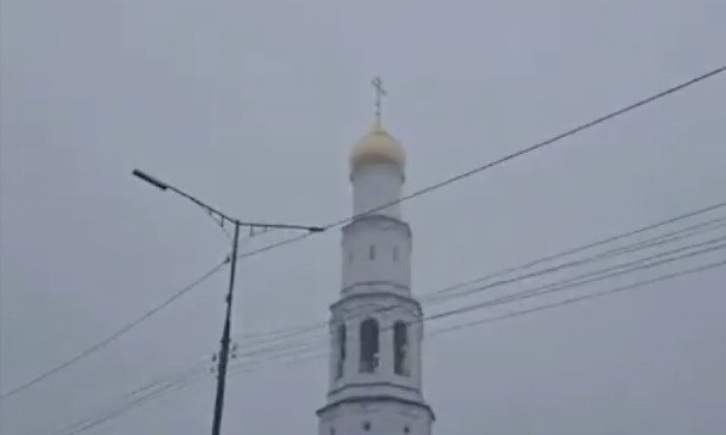 POGLEDAJTE CRKVU SVETE TROJICE U TRENUTKU ZEMLJOTRESA Sve se trese, odzvanjaju zvona - a sve oči uprte u krst (VIDEO)