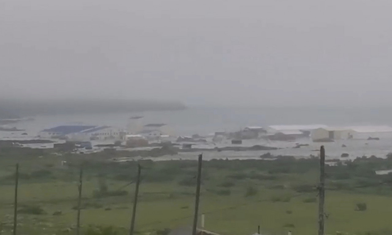 CUNAMI KRENUO NA HAVAJE! Zastrašujuć prizor: Ovako izgleda kada se sudare panika i smrtonosni talasi (VIDEO)