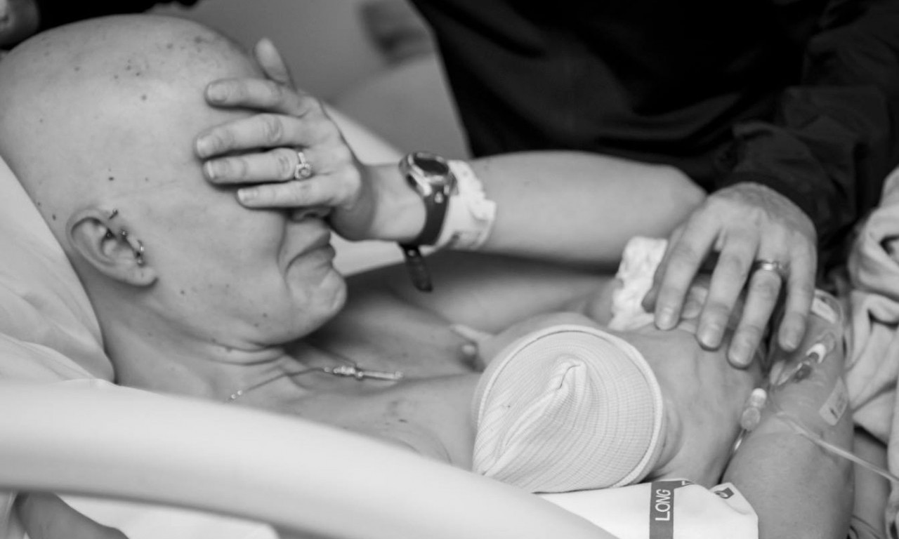 MAJČINA SNAGA JAČA OD BOLESTI Fotografija žene koja doji nakon mastektomije obišla svet i rasplakala milione