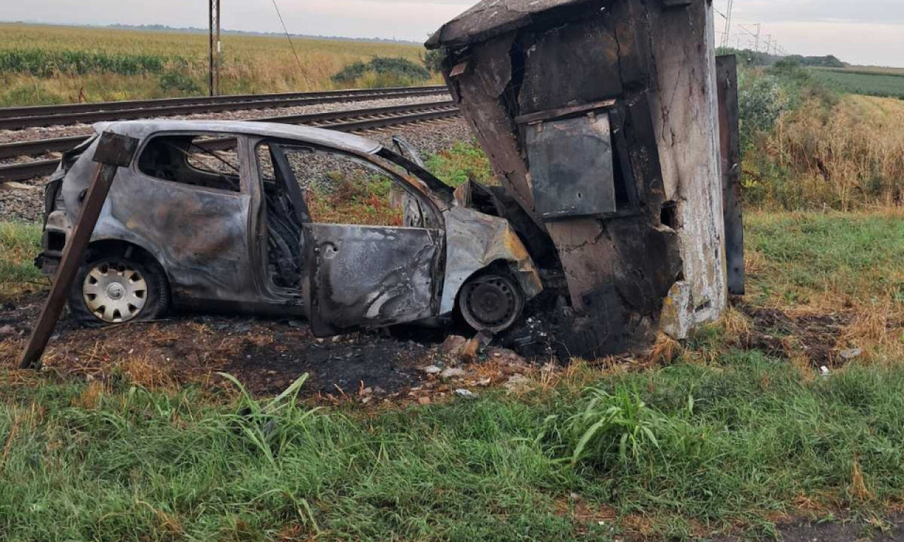 TEŠKA NESREĆA NA PRUŽNOM PRELAZU: Auto proleteo preko šina i eksplodirao, evo šta je sa vozačem (FOTO)