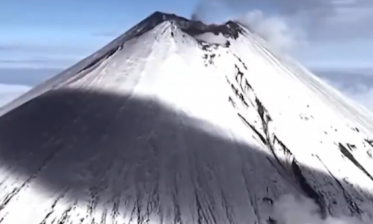 LAVA ŠIKLJA IZ VULKANA NA KAMČATKI Posle zemljotresa krenuo haos - mlaz se vinuo visoko u nebo!