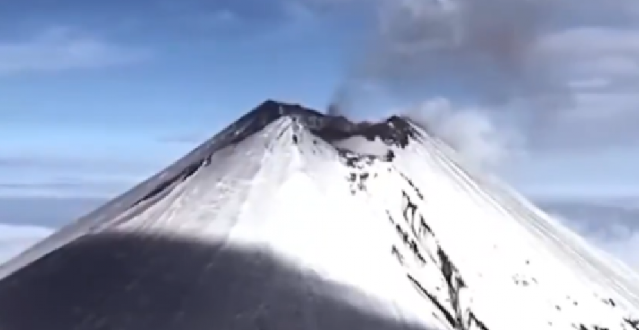 LAVA ŠIKLJA IZ VULKANA NA KAMČATKI Posle zemljotresa krenuo haos - mlaz se vinuo visoko u nebo!