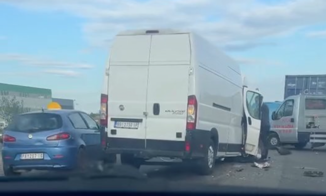 U UDESU NA AUTOPUTU U ZEMUNU TEŠKO POVREĐEN SUVOZAČ Vatrogasci ga jedva izvukli iz smrskanog kombija!