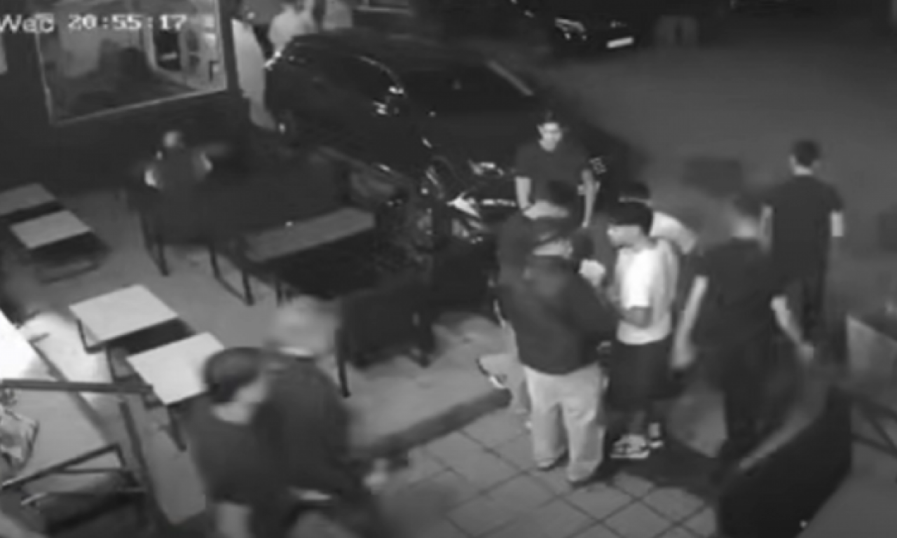 JEZIVI SNIMAK MASOVNE TUČE U NOVOM PAZARU Jedna osoba teško povređena! (VIDEO)