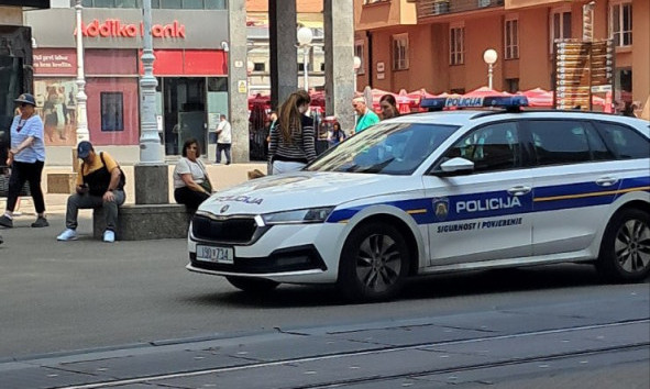 PUCNJAVA NA ŠKOLSKOM IGRALIŠTU Začuli se rafali, deca počela da beže