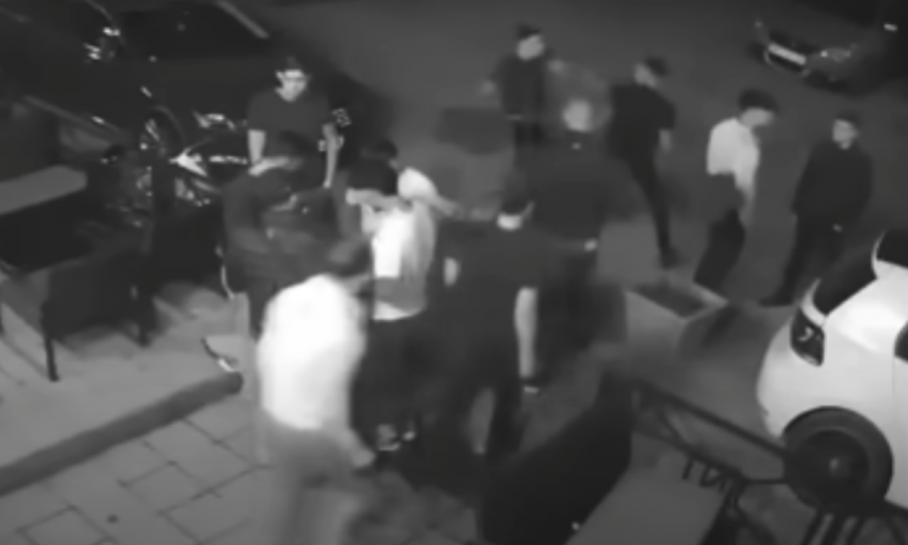 MLADIĆA (17) U NOVOM PAZARU UBIO ZBOG DEVOJKE? Brutalno ga ubadao dok krv nije počela da lipti!