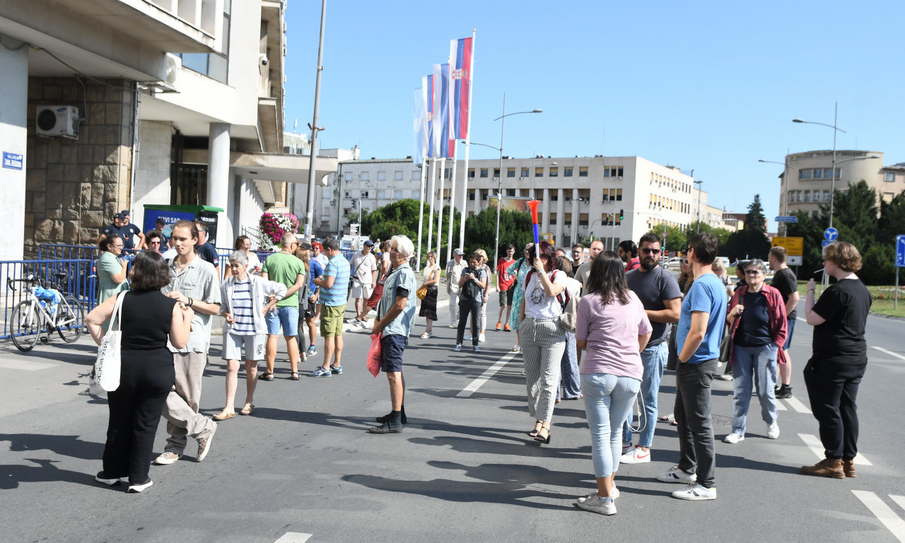 NAPETO PRED SKUPŠTINOM NOVOG SADA Manja grupa građana protestuje dok odbornici zasedaju (FOTO)