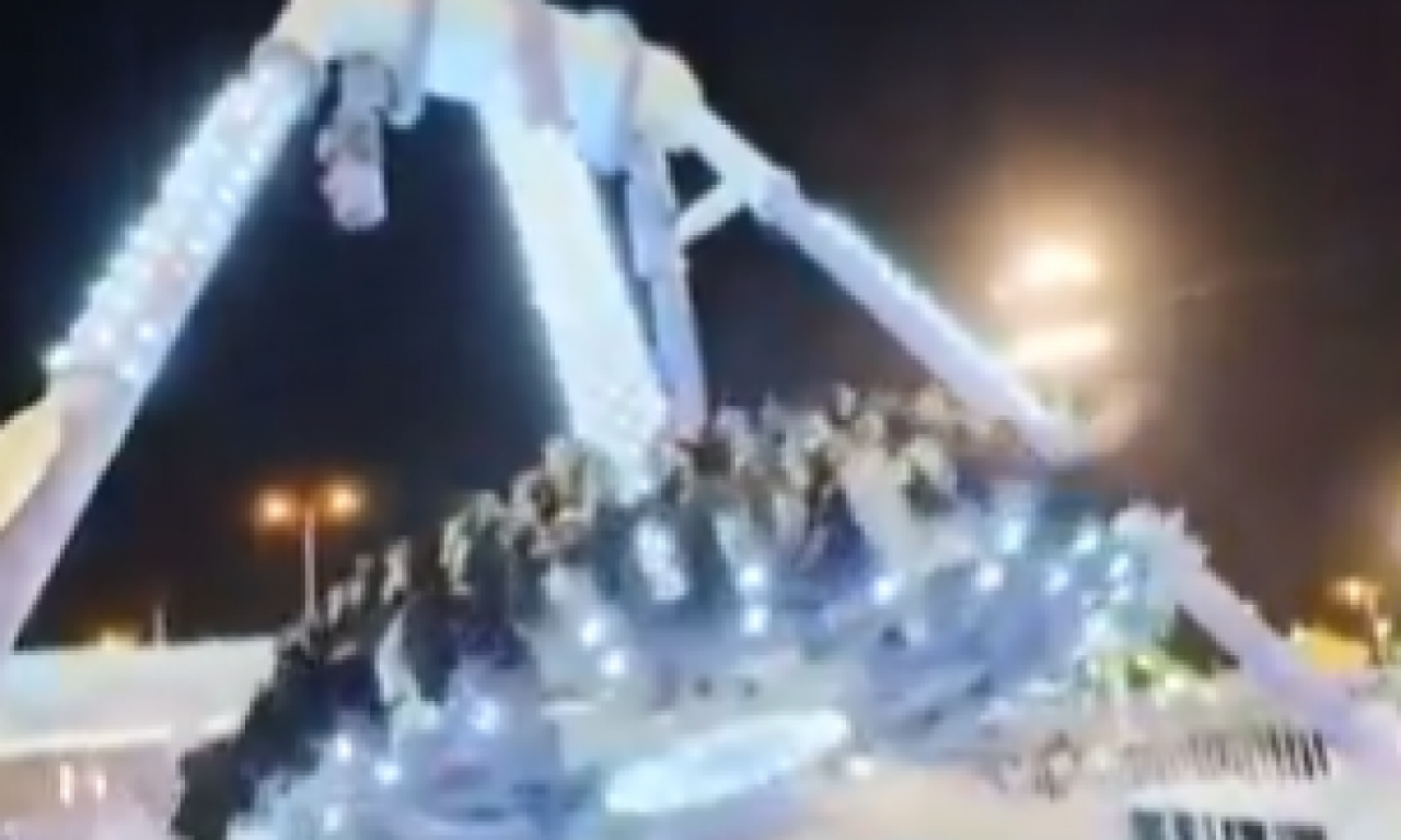 HOROR SNIMAK PADA RINGIŠPILA Mašina pukla na pola, bespomoćni ljudi vrište - 23 osobe povređene! (VIDEO)
