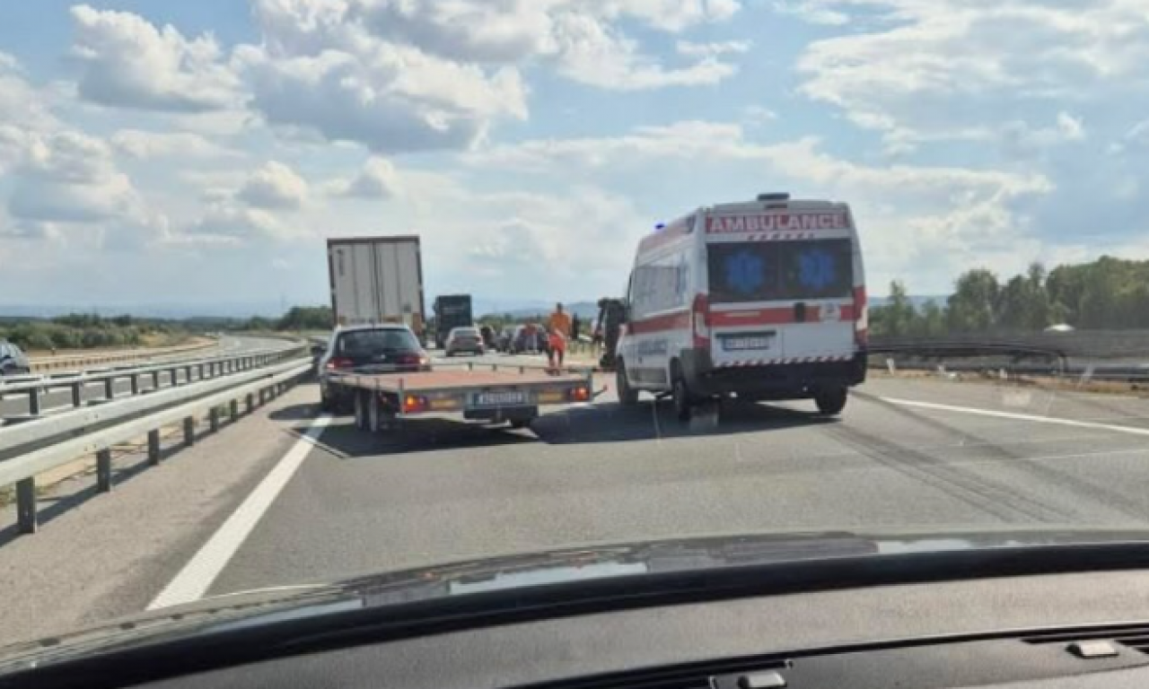 PREVRNUO SE KAMION NA "MILOŠU VELIKOM" Hitna pomoć odmah dojurila, saobraćaj otežan (FOTO/VIDEO)