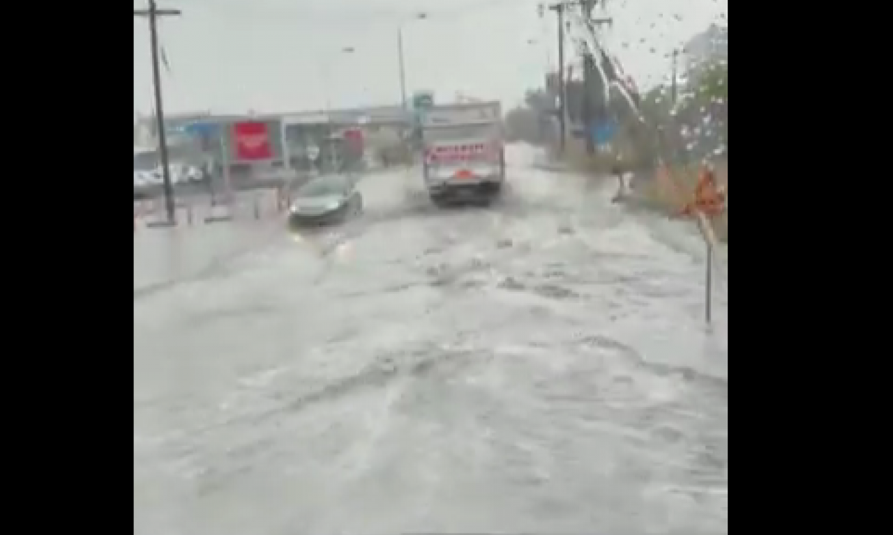 OBILNE PADAVINE I NEVREME U SOLUNU Ulice se pretvorile u reke, voda prodire u radnje (VIDEO)