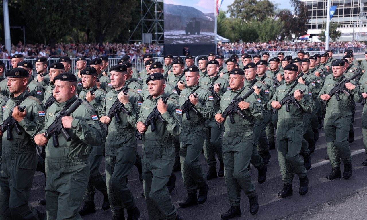 NA VOJNOJ PARADI U ZAGREBU ČOVEK KOJI JE KOMANDOVAO ZLOČINAČKOM OPERACIJOM "OLUJA" Godinama se skrivao da izbegne Hag!